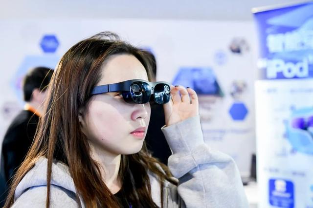 2023年3月21日，杭州，观众在中国虚拟现实与元宇宙产业峰会上体验WGlasses智能眼镜。美丽西湖公众号 图
