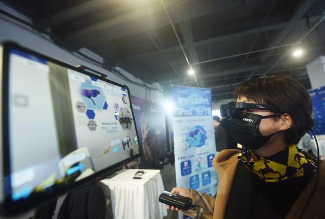 2023年3月21日，杭州，观众在中国虚拟现实与元宇宙产业峰会上体验WGlasses智能眼镜。IC 图