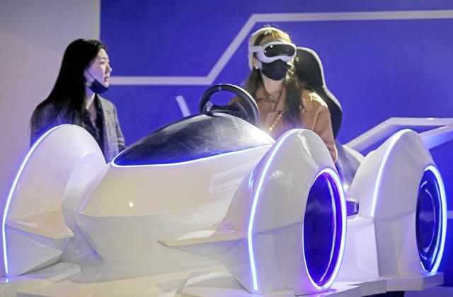 2023年3月21日，杭州，观众在中国虚拟现实与元宇宙产业峰会上体验车载XR智能座舱。IC 图