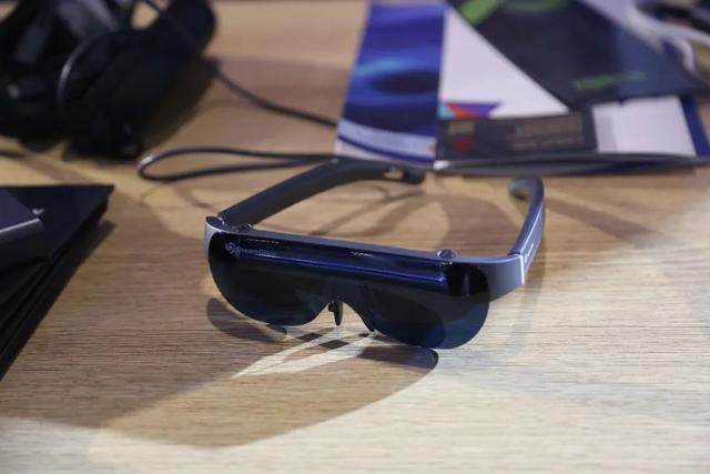 2023年3月21日，杭州，融梦智能的新品Dream Glass Flow AR智能眼镜。美丽西湖公众号 图