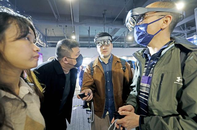 2023年3月21日，杭州，观众在中国虚拟现实与元宇宙产业峰会上体验WGlasses智能眼镜。美丽西湖公众号 图