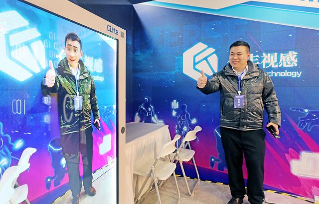 2023年3月21日，杭州，观众在中国虚拟现实与元宇宙产业峰会上体验虚拟现实技术。IC 图