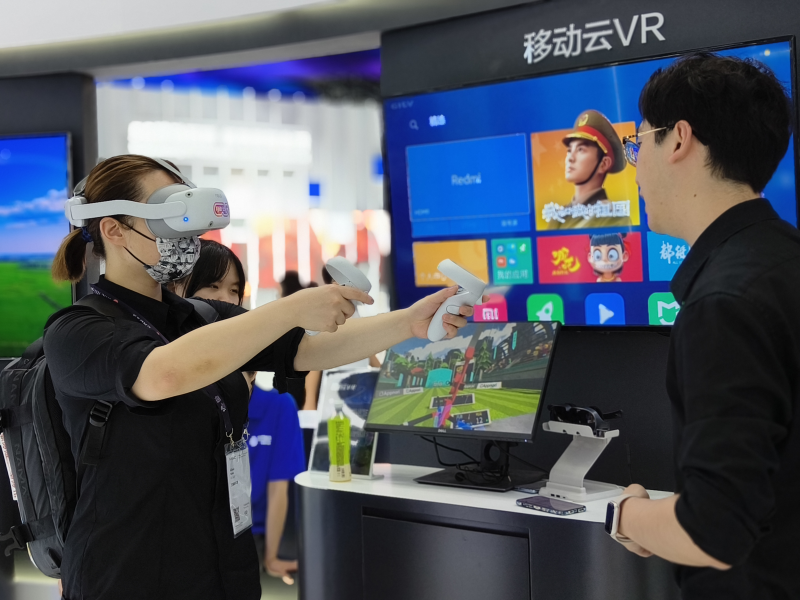 观众现场体验VR游戏。